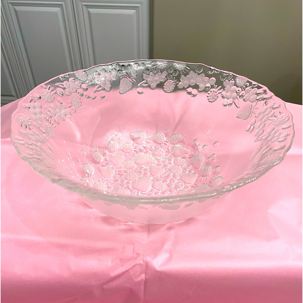 EUC VTG MIKASA “STRAWBERRY FARE” GLASS BOWL WITH CLEAR AND FROSTED STRAWBERRIES